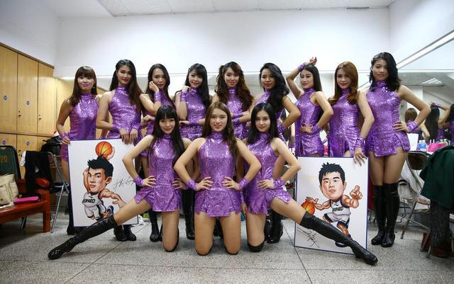 包含俄克拉荷马雷霆训练开放日;清晨手感冰凉引欢呼;CBA常规赛在即;更衣室氛围转暖的词条 包含俄克拉荷马雷霆训练开放日;清晨手感冰凉引欢呼;CBA常规赛在即;更衣室氛围转暖的词条